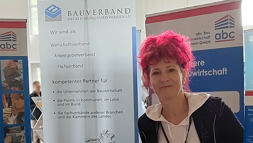 Mitarbeiterin des Bauverband M-V auf der Messe